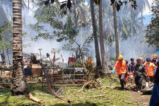 Survivors jumped off Philippine aircraft before explosion