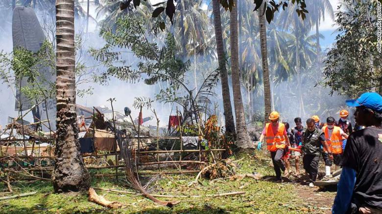 Survivors jumped off Philippine aircraft before explosion