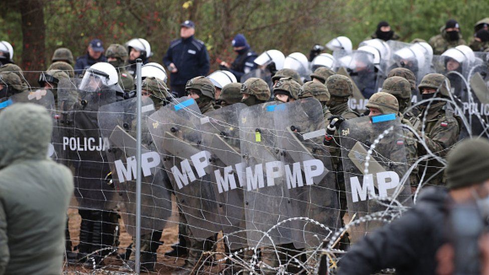 Poland blocks hundreds of migrants at Belarus border