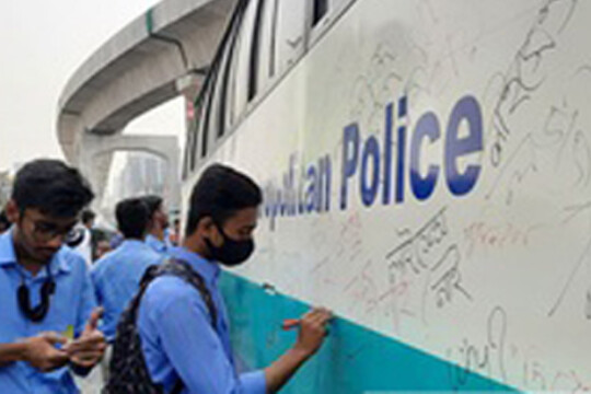 Protesters siege police van due to ‘lack of legal papers’