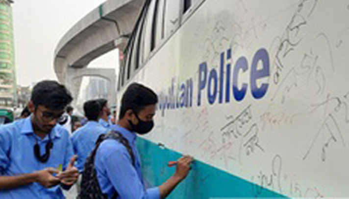 Protesters siege police van due to ‘lack of legal papers’