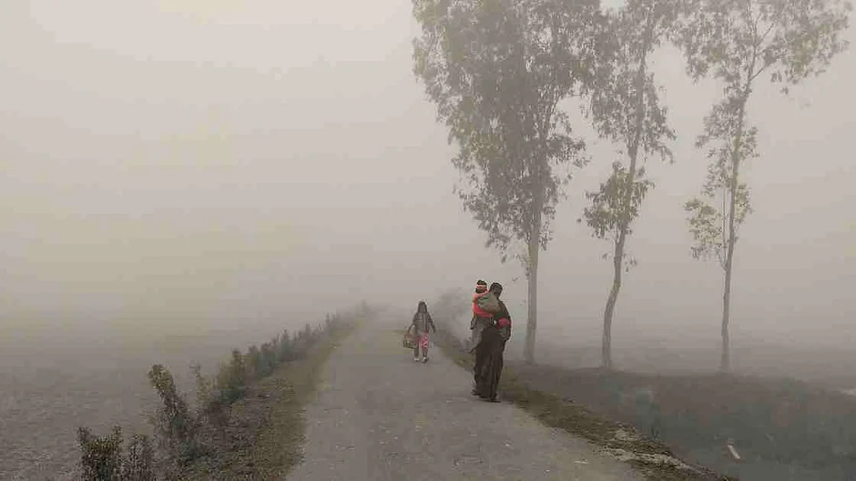 Cold spell disrupts daily life in the northern districts; poor suffer most