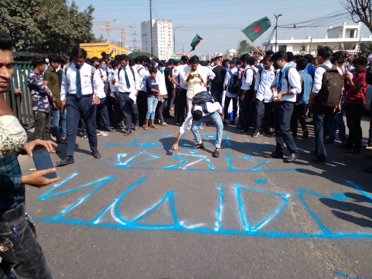 Students block Rampura bridge over SSC candidate’s death in road mishap