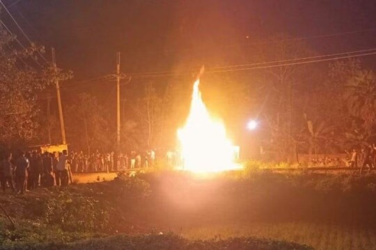 Rail communication in Rajshahi-Dhaka route stopped as RU demonstrators lit fire