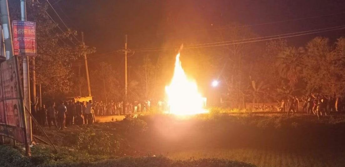 Rail communication in Rajshahi-Dhaka route stopped as RU demonstrators lit fire