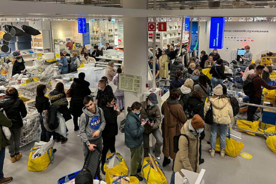 Russians rush to shop amid rapid weakening of rouble, fears for future