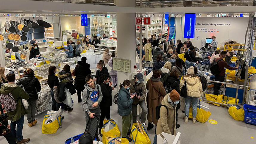 Russians rush to shop amid rapid weakening of rouble, fears for future