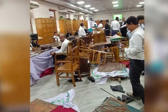 SCBA iftar party turns ugly as Awami League, BNP lawyers clash