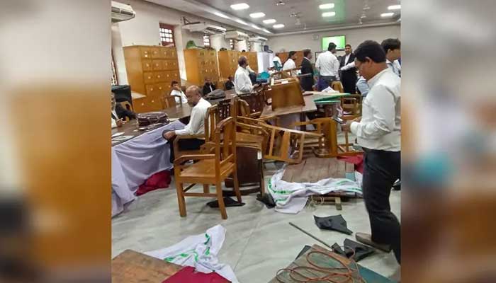 SCBA iftar party turns ugly as Awami League, BNP lawyers clash