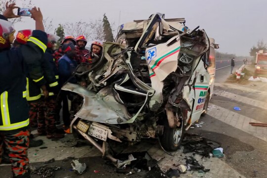 Deadly accident claims 6 lives near Padma Bridge