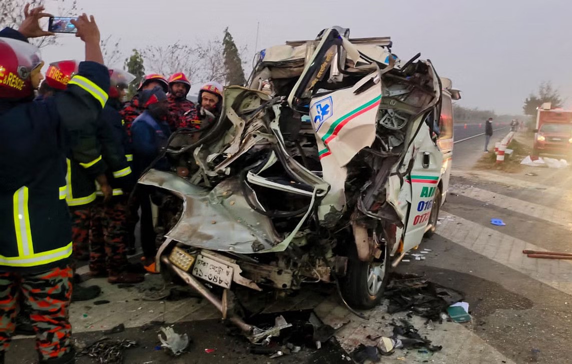 Deadly accident claims 6 lives near Padma Bridge