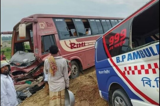 3 siblings killed in bus-ambulance collision in Sirajganj