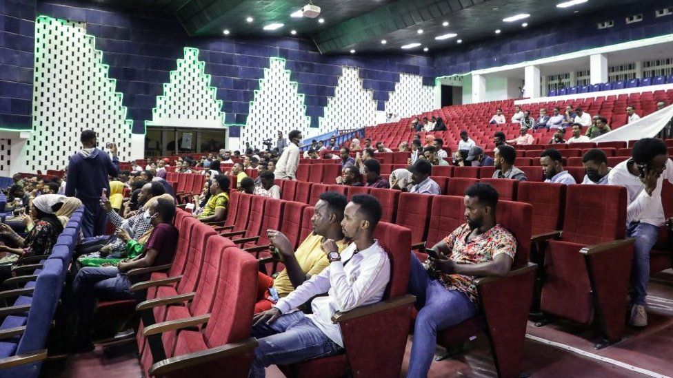 Somalis enjoy first public film screening in 30 years