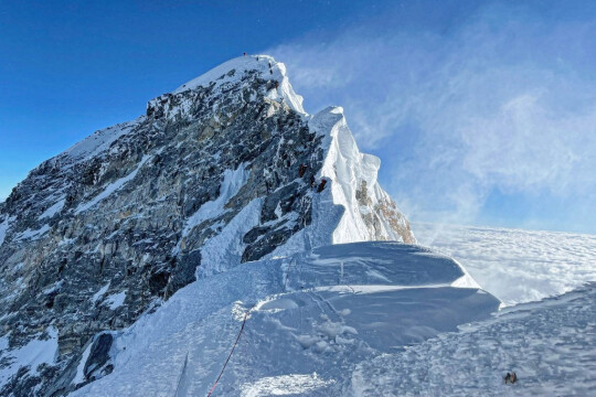 Everest's highest glacier rapidly losing ice