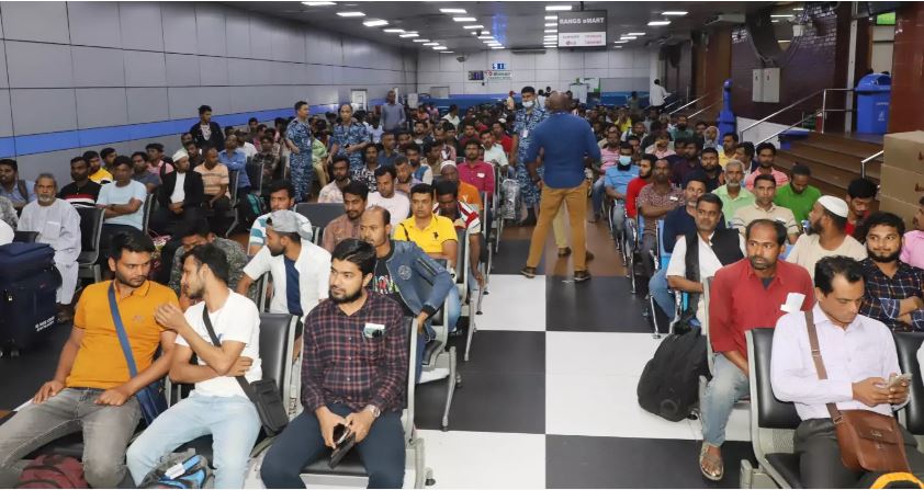 262 more Bangladeshis return home from Sudan