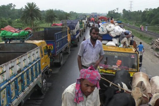 Long traffic gridlock on Dhaka-Tangail road