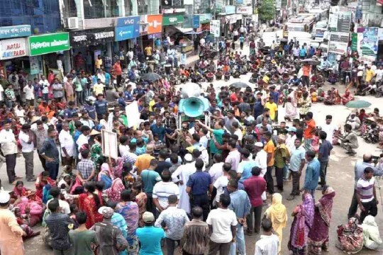 Tea workers’ indefinite strike for better pay continues