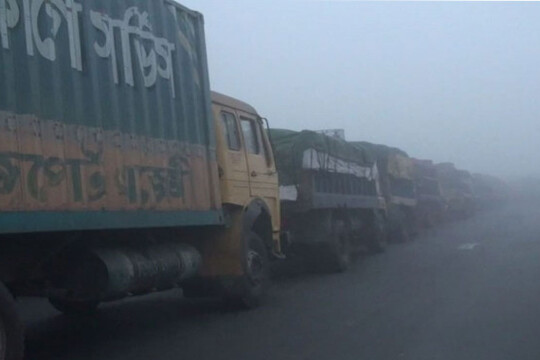 Dense fog causes traffic jam on Bangabandhu Bridge