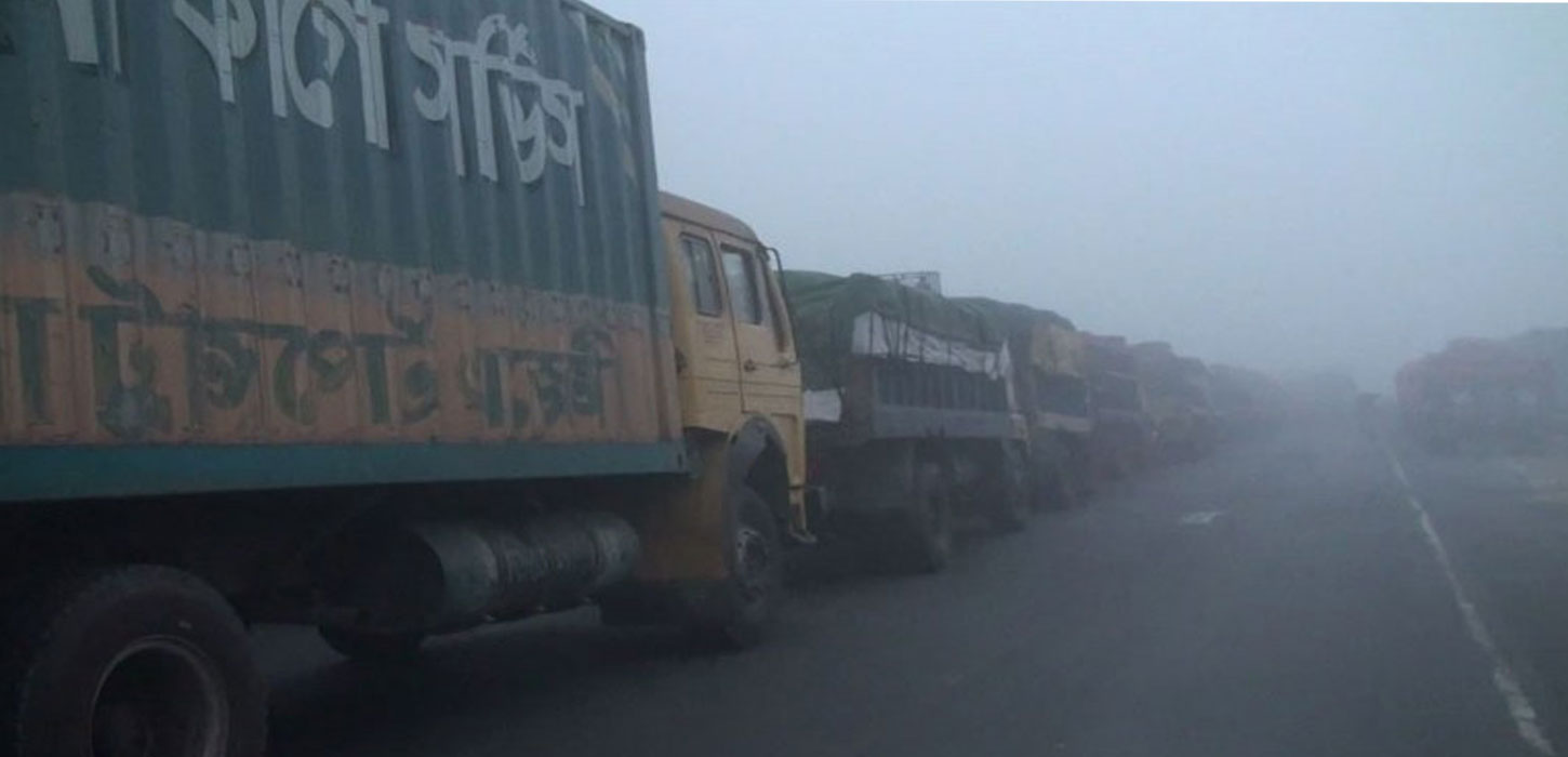 Dense fog causes traffic jam on Bangabandhu Bridge