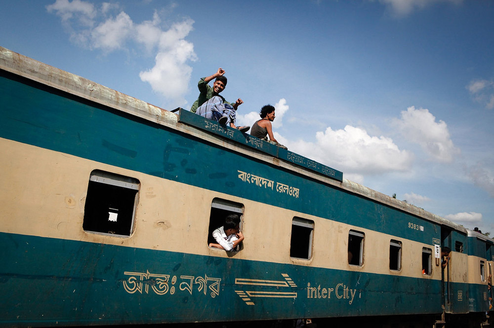 Passengers threw stones in running train, 30 injured