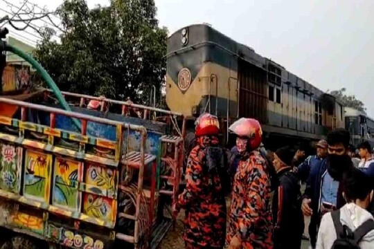 3 dead as train hits three-wheeler in Chapainawabganj