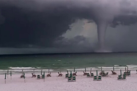 Massive waterspout spotted in Florida