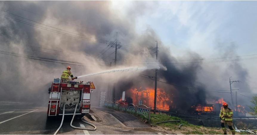 Hundreds flee from wildfire in South Korean seaside city